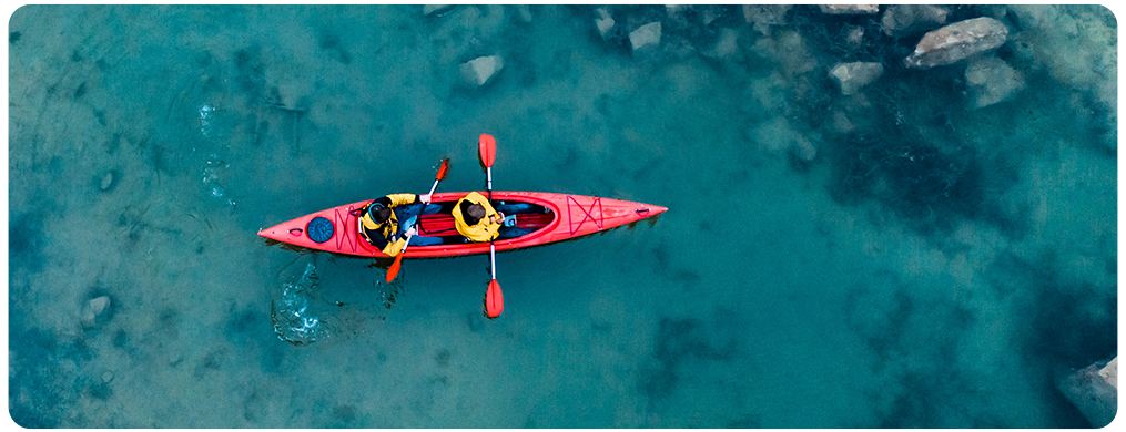 Foto de duas pessoas praticando canoagem