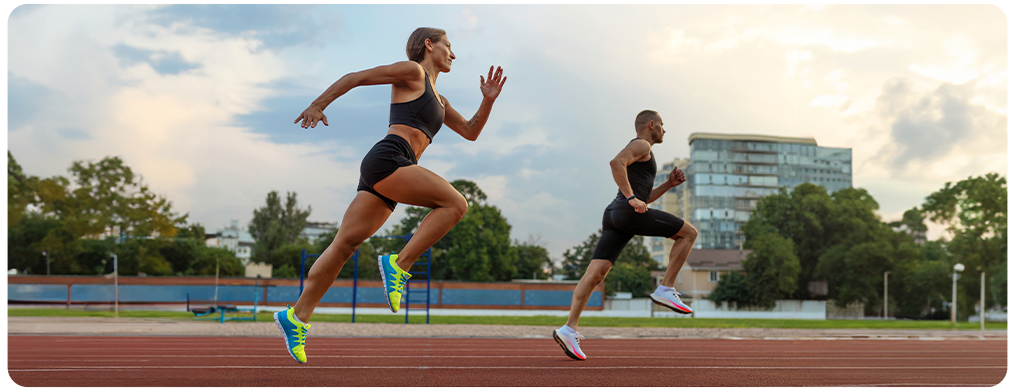 Foto de uma mulher e um homem praticando o esporte de corrida