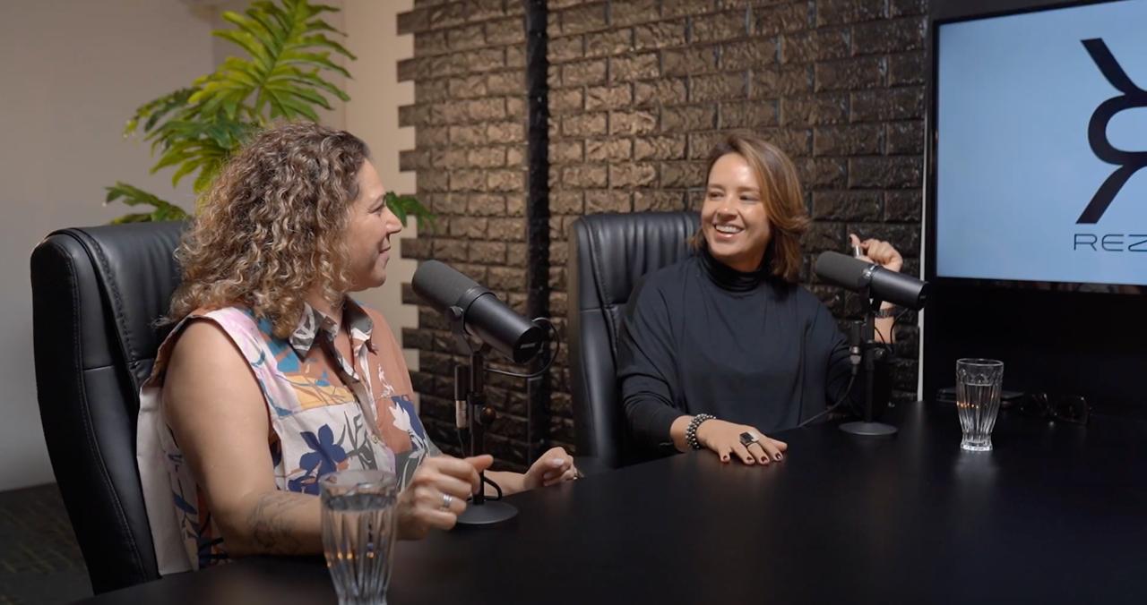 Foto das duas donas da Rezgatte conversando em um podcast