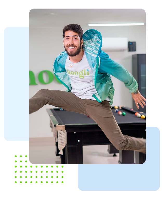 foto de um homem usando um corta-vento e sorrindo