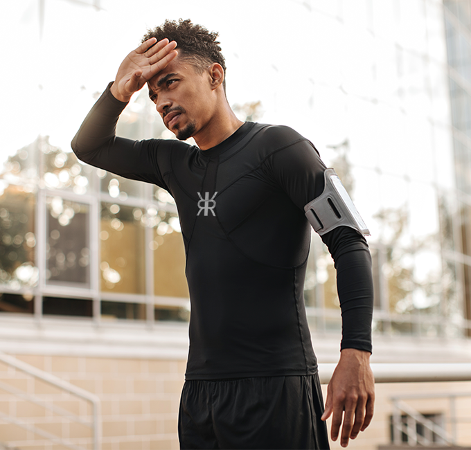 Foto de um homem negro com uma camiseta preta de manga longa